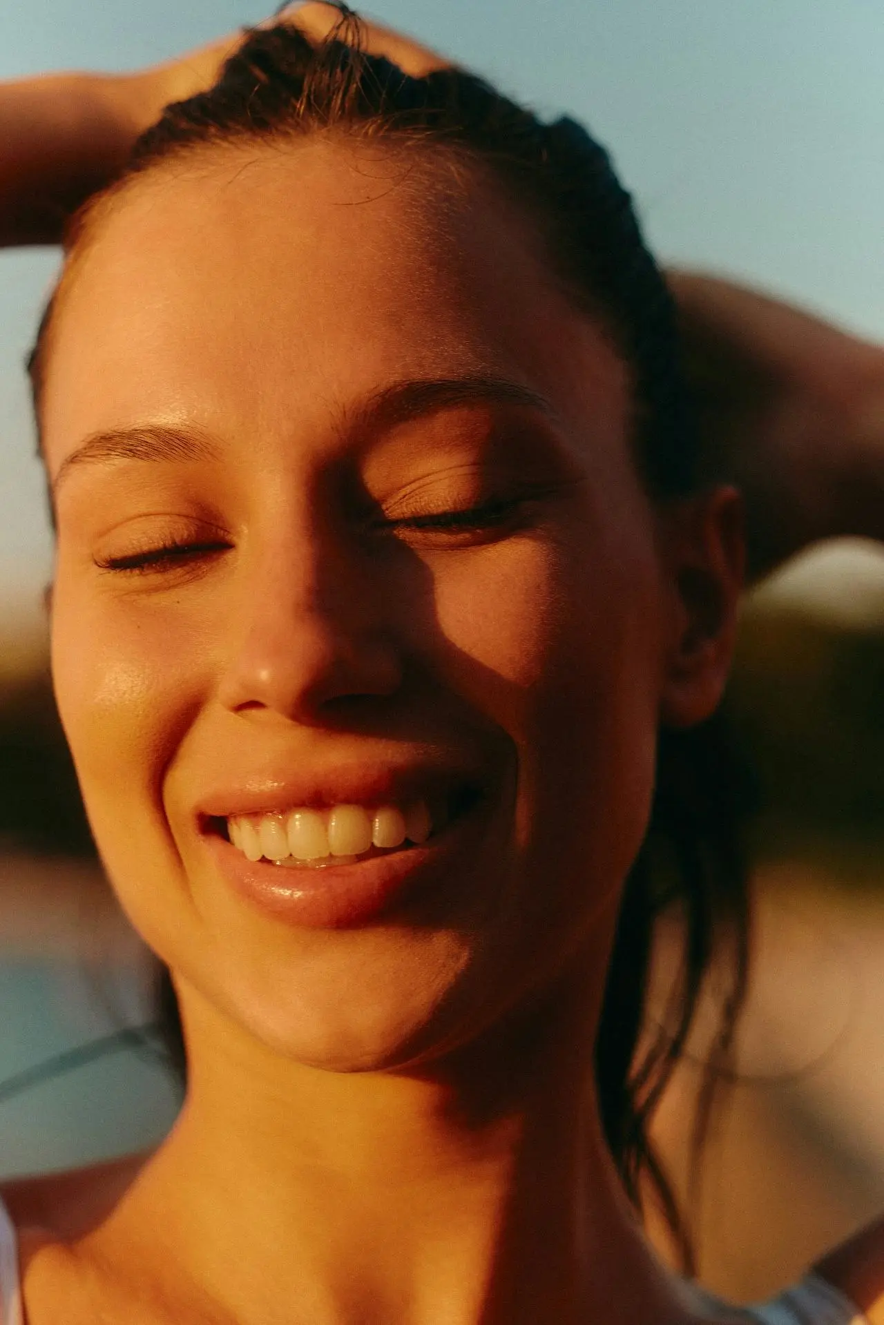 Kvinna som ler i solskenet